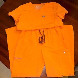 Figs Women’s Papaya Scrub Set Medium